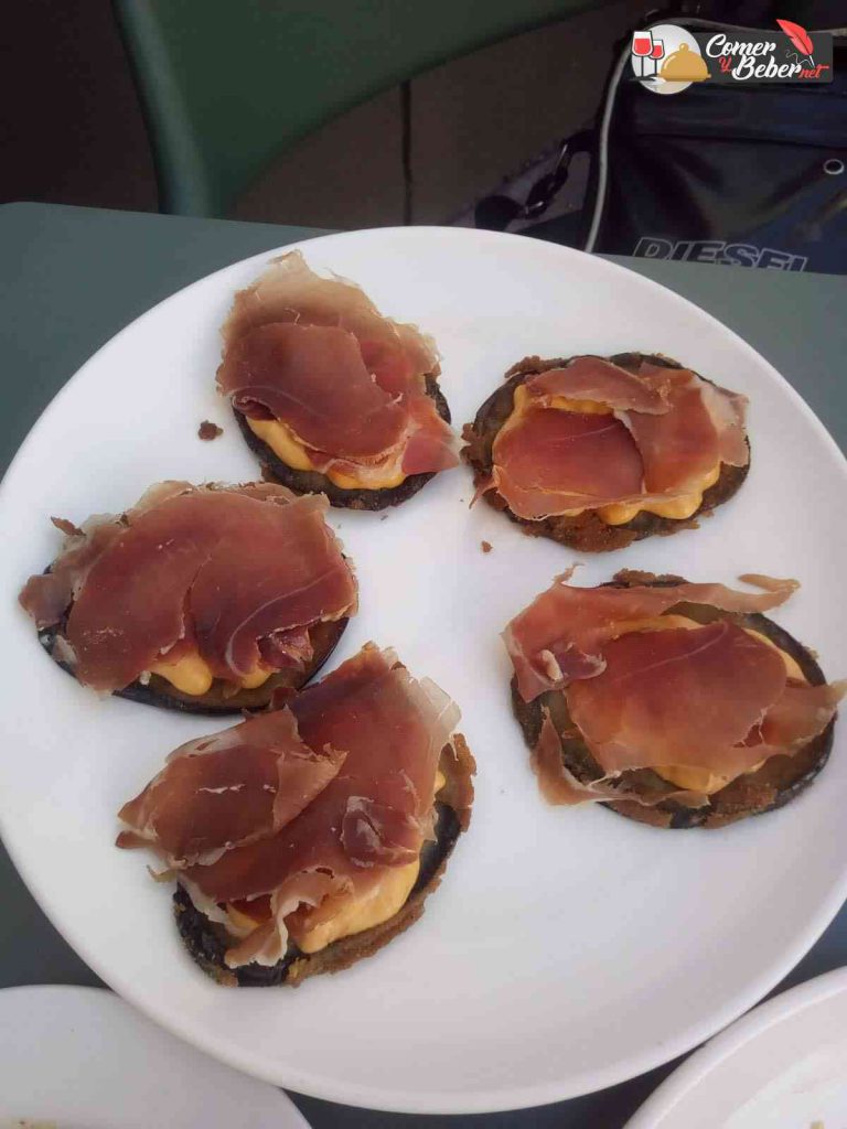 Berenjenas con salmorejo y jamón